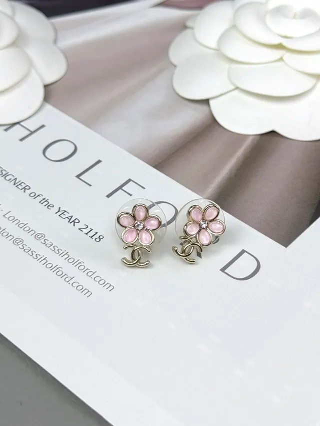 Boucles d'oreilles Chanel en forme de fleur rose et argent avec pétales en émail 3