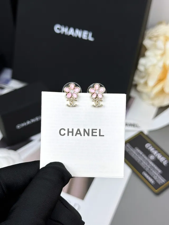 Boucles d'oreilles Chanel en forme de fleur rose et argent avec pétales en émail 4