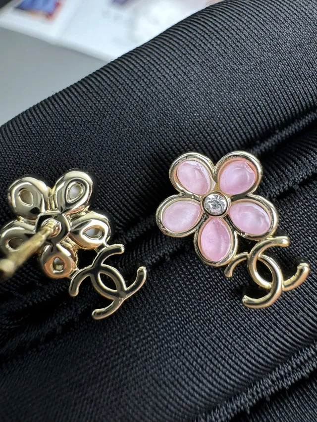 Boucles d'oreilles Chanel en forme de fleur rose et argent avec pétales en émail 5
