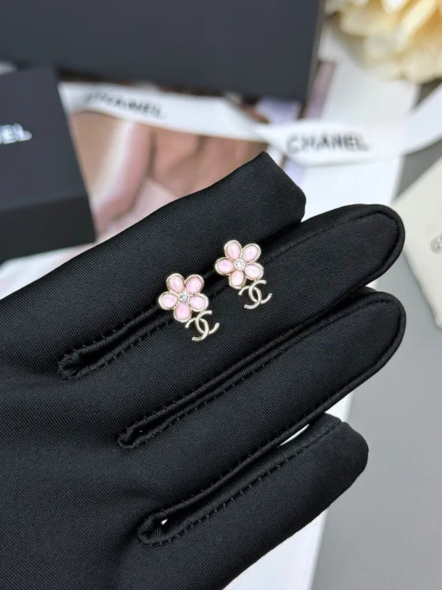 Boucles d'oreilles Chanel en forme de fleur rose et argent avec pétales en émail 6