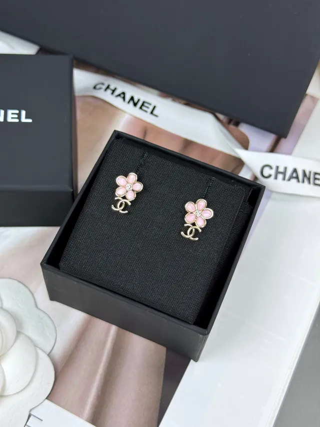 Boucles d'oreilles Chanel en forme de fleur rose et argent avec pétales en émail 7