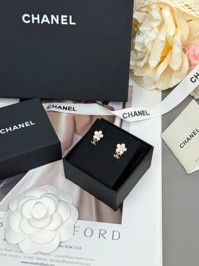 Boucles d'oreilles Chanel en forme de fleur rose et argent avec pétales en émail 8
