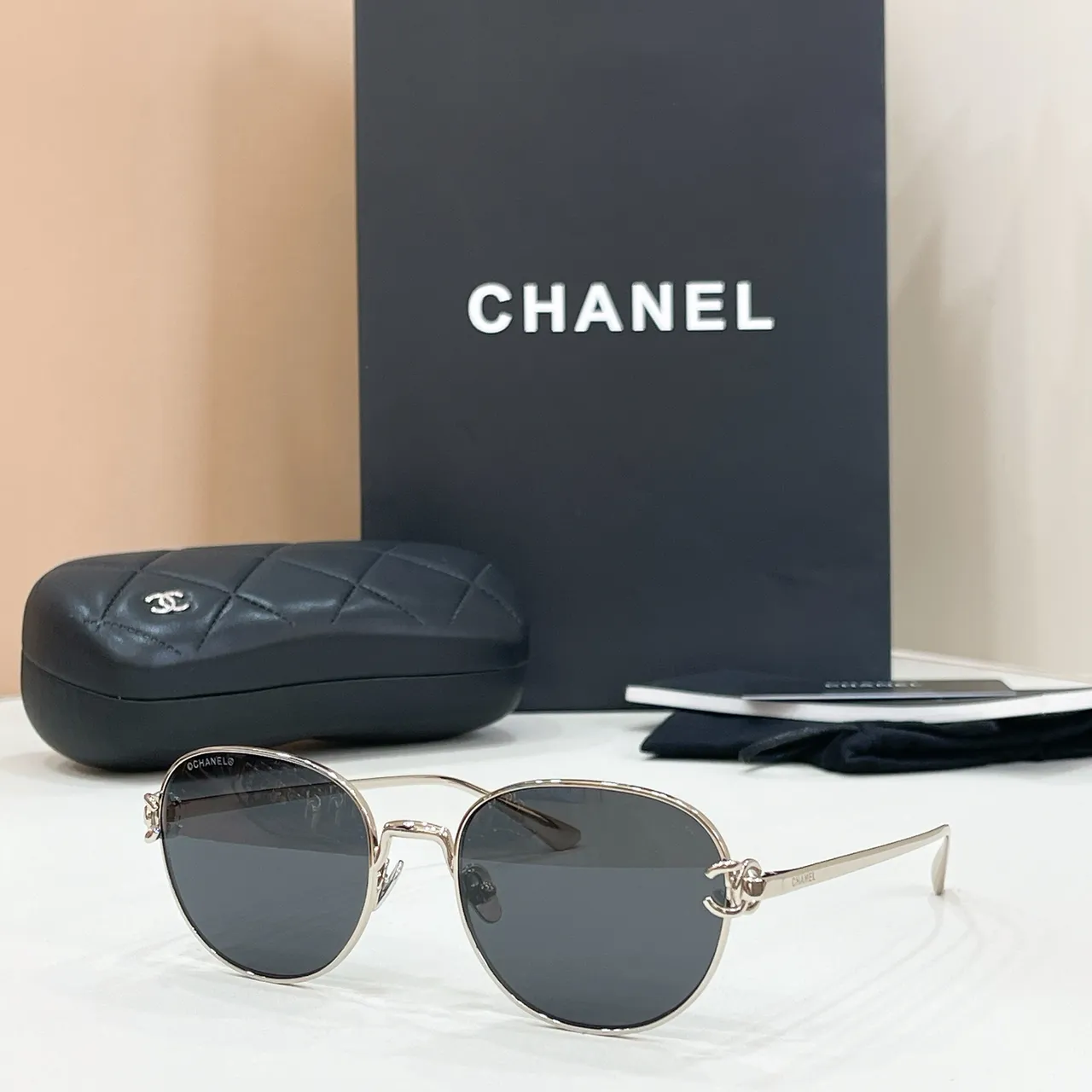 Chanel Podium Lunettes de Soleil Cadre Métallique Ovale Gris Foncé 4