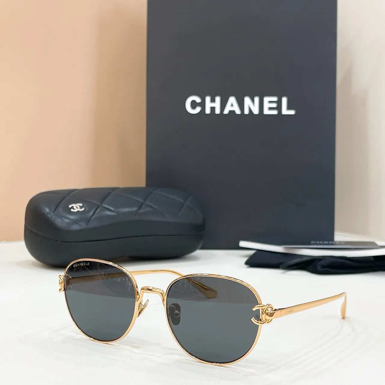Chanel Podium Lunettes de Soleil Cadre Métallique Ovale Gris Foncé 5