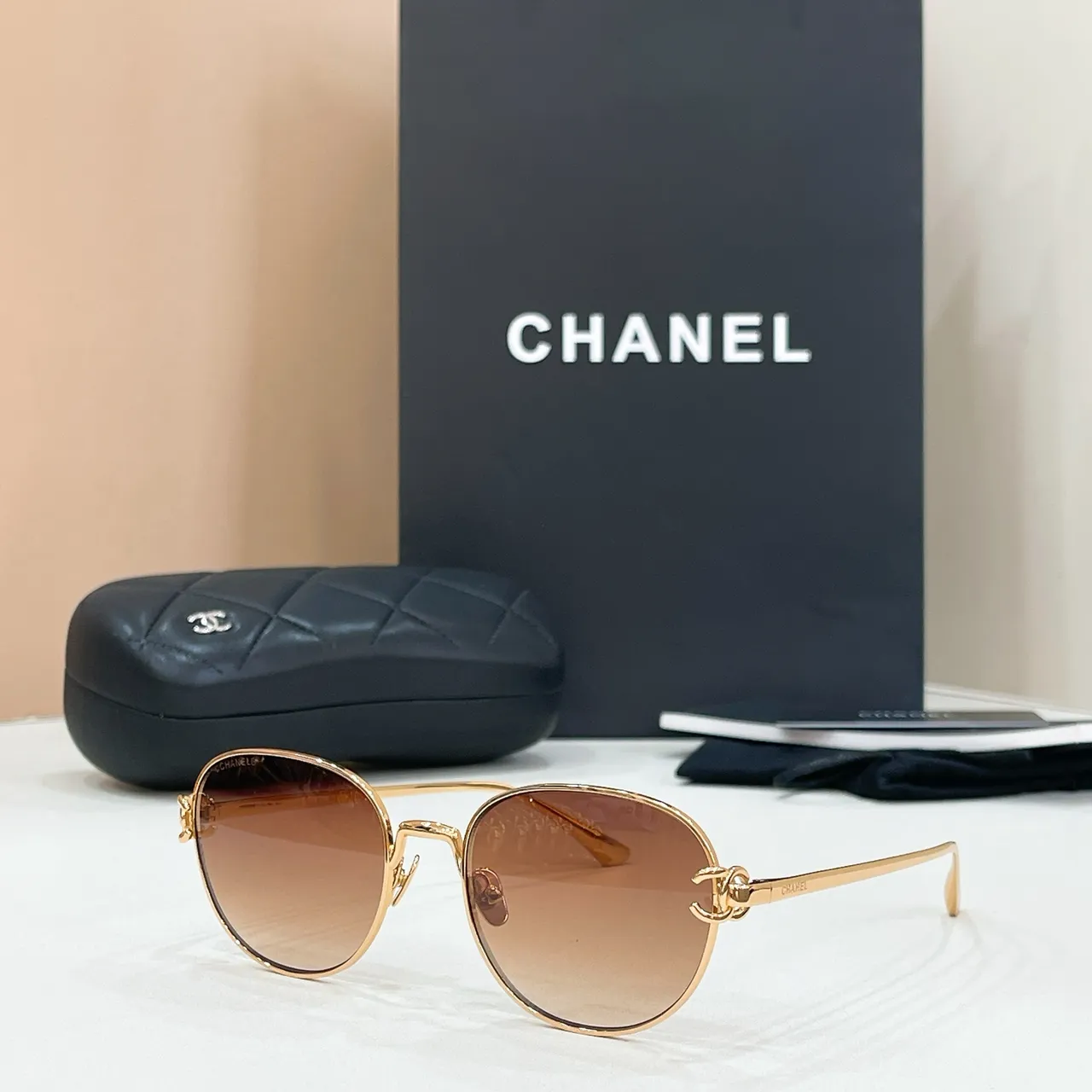 Chanel Podium Lunettes de Soleil Cadre Métallique Ovale Gris Foncé 6