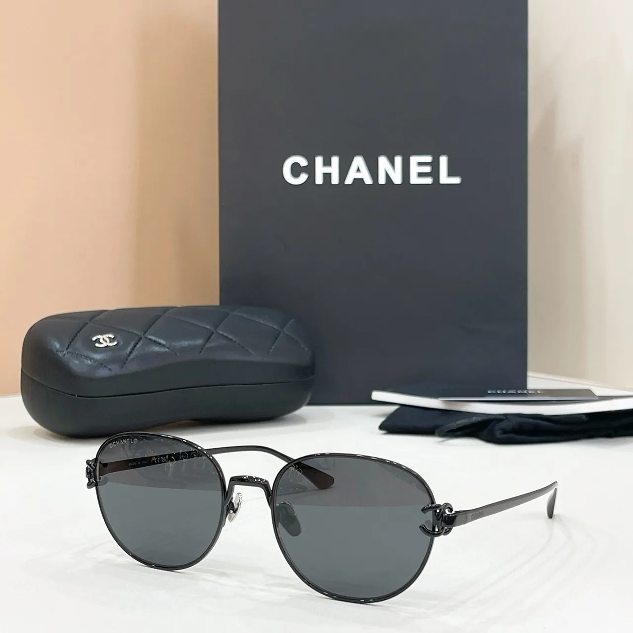 Chanel Podium Lunettes de Soleil Cadre Métallique Ovale Gris Foncé 7