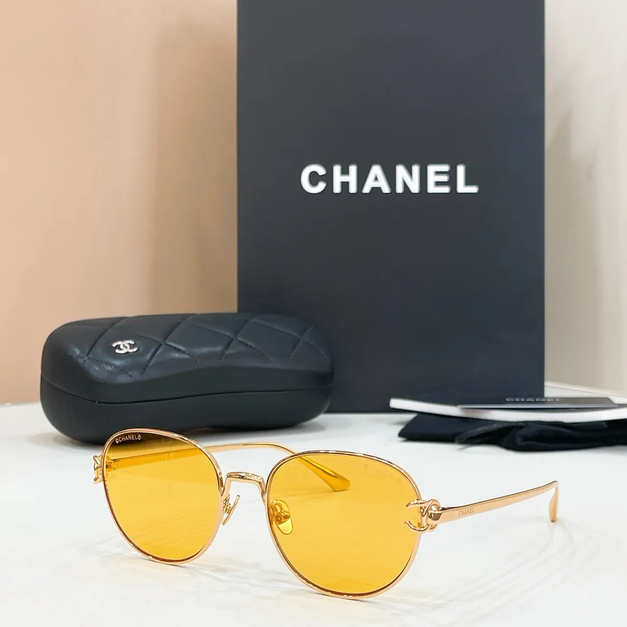 Chanel Podium Lunettes de Soleil Cadre Métallique Ovale Gris Foncé 8