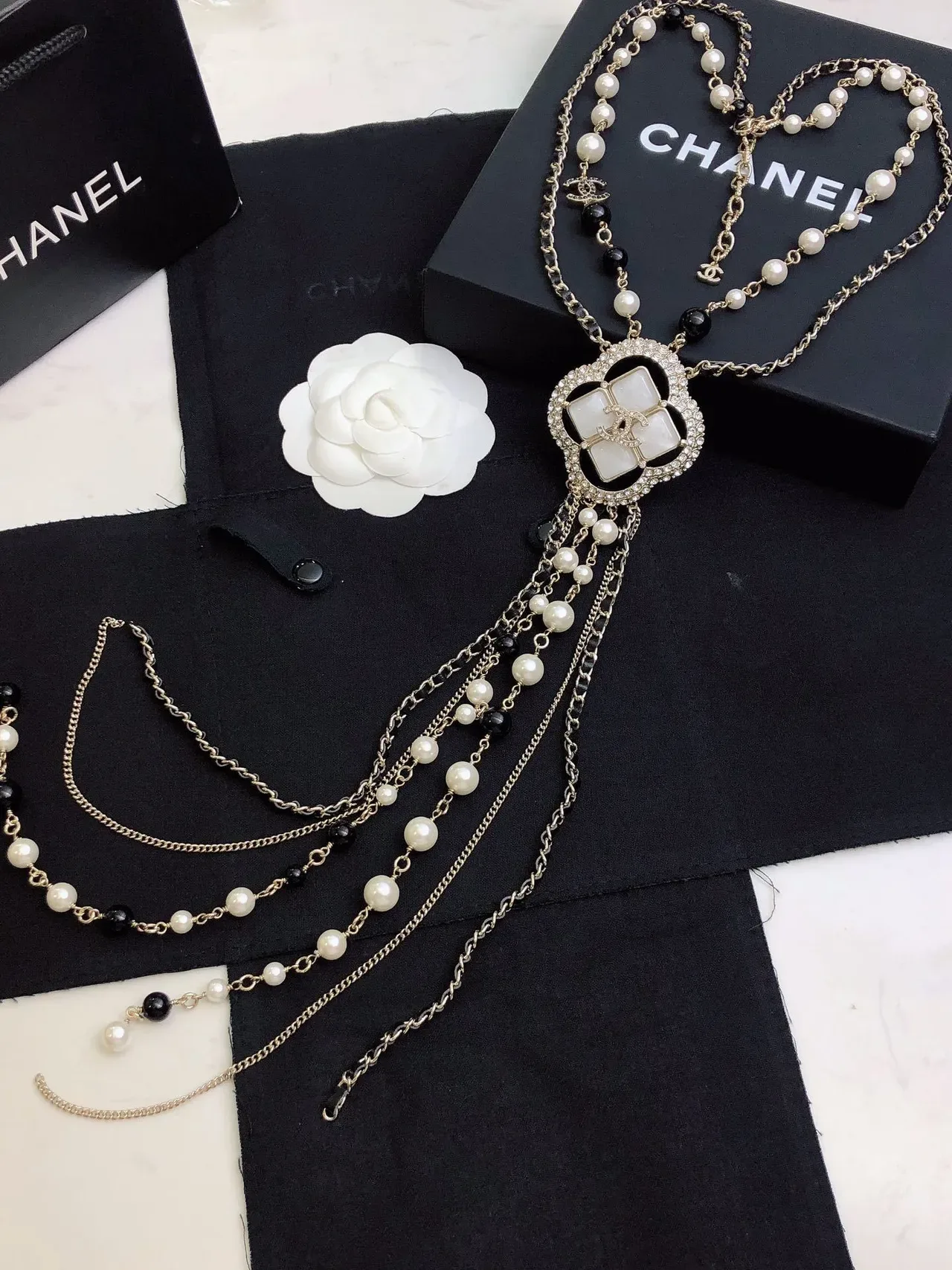 Chanel Pendente Quatrefoil Pérola e Conta Preta Colar de Múltiplos Fios 5
