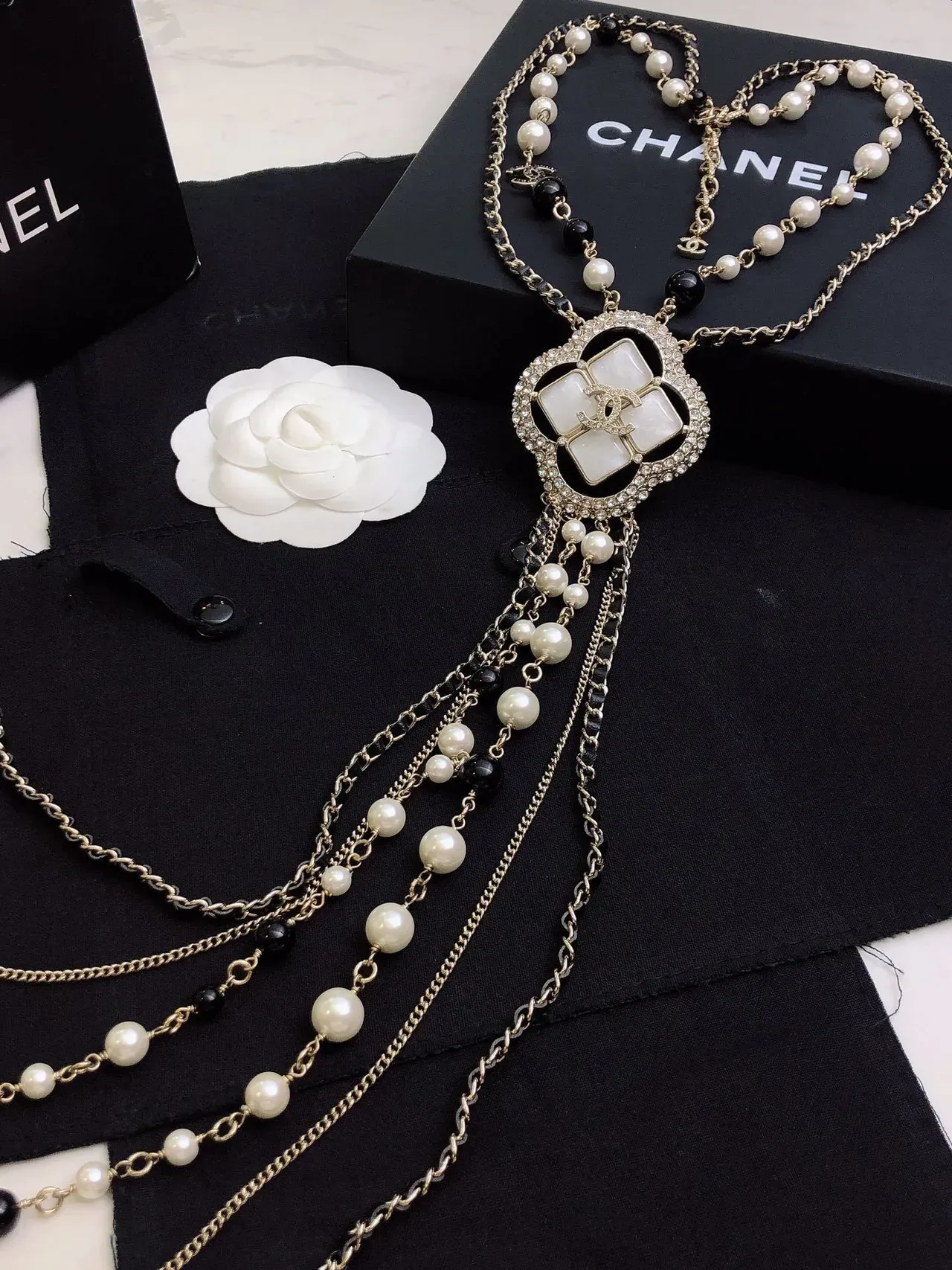 Chanel Pendente Quatrefoil Pérola e Conta Preta Colar de Múltiplos Fios 6