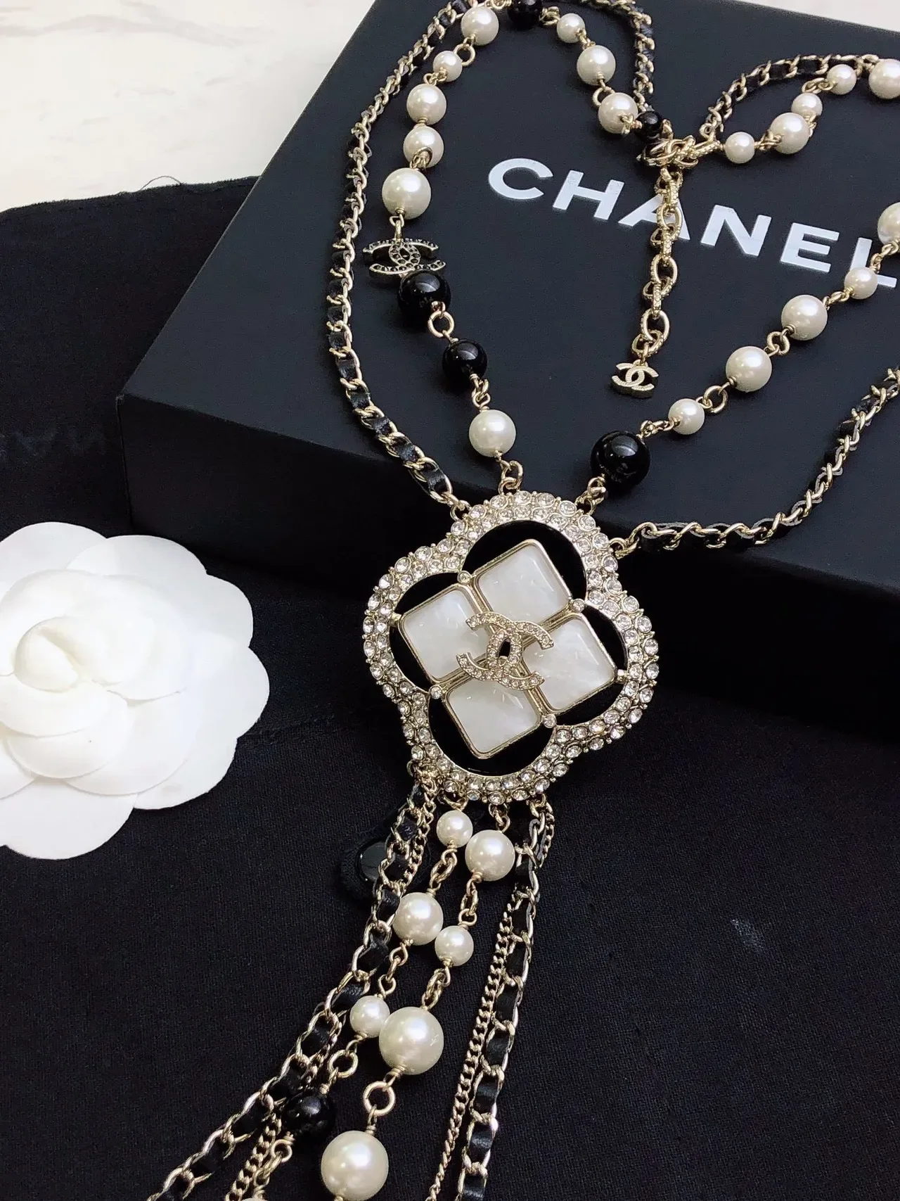 Chanel Pendente Quatrefoil Pérola e Conta Preta Colar de Múltiplos Fios 7