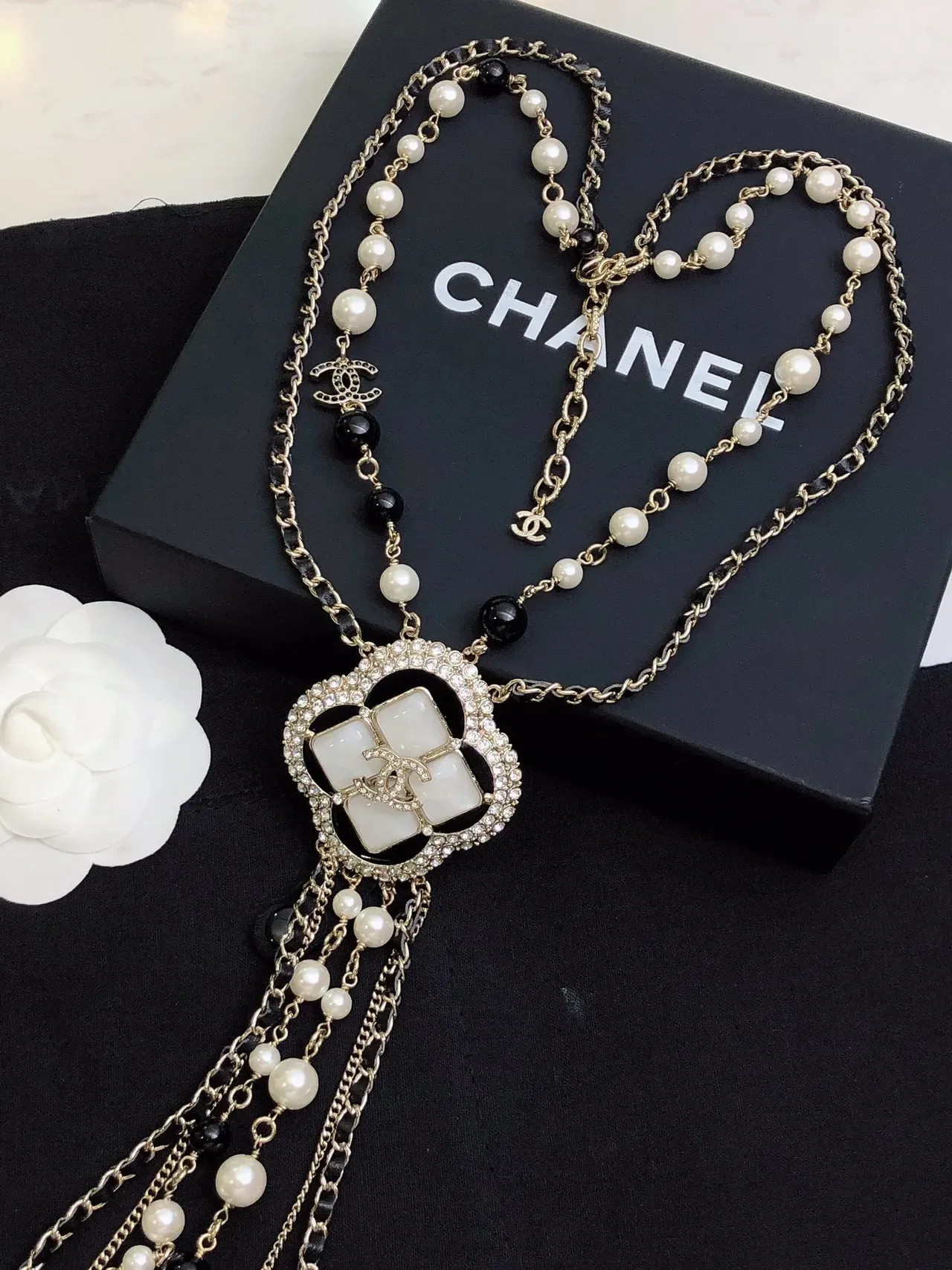 Chanel Pendente Quatrefoil Pérola e Conta Preta Colar de Múltiplos Fios 8