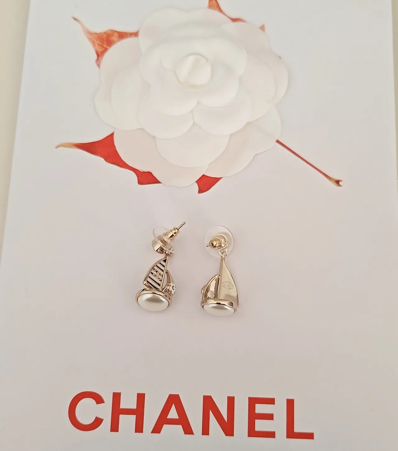 Chanel Motif de voilier doré et émail blanc boucles d'oreilles 4