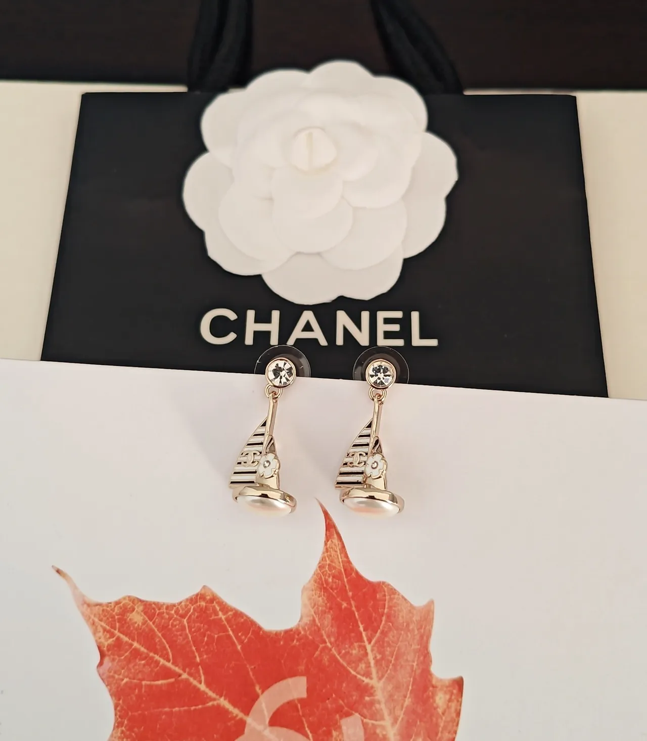 Chanel Motif de voilier doré et émail blanc boucles d'oreilles 5