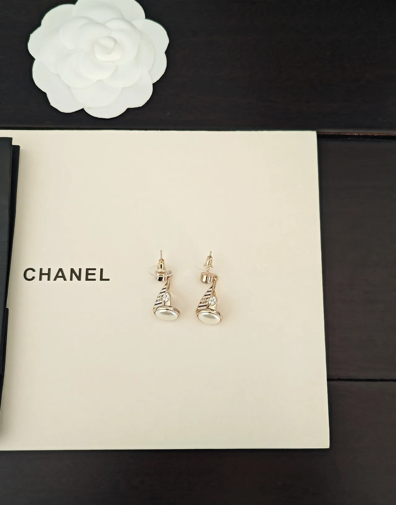 Chanel Motif de voilier doré et émail blanc boucles d'oreilles 6