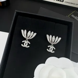 Chanel चांदी Pavé-Crystal फैन मोटिफ लटकने वाला इंटरलॉकिंग CC लोगो ईयररिंग्स
