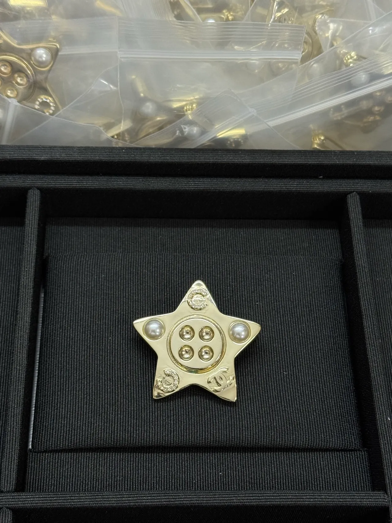 Chanel Broche Étoile Dorée Perle et Cristal 2