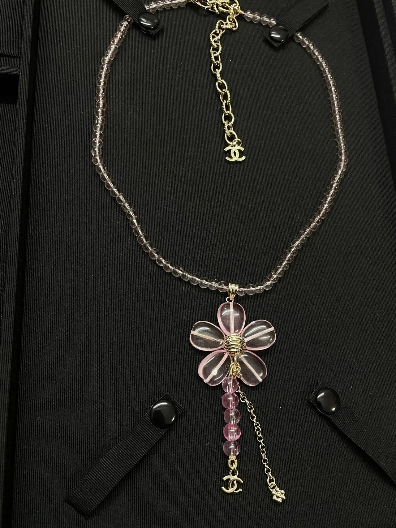 Chanel collier transparent rose floral avec pendentif chaîne de perles en Lucite 2
