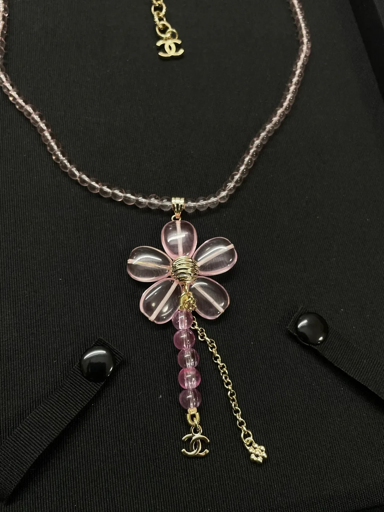 Chanel collier transparent rose floral avec pendentif chaîne de perles en Lucite 3