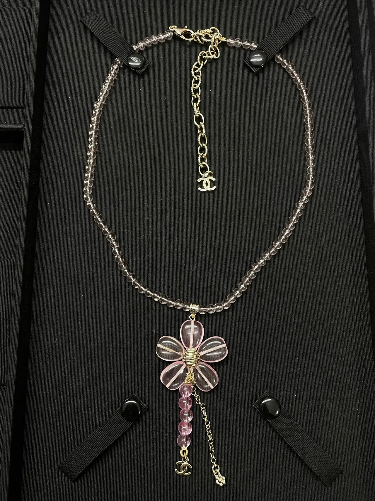 Chanel collier transparent rose floral avec pendentif chaîne de perles en Lucite 4