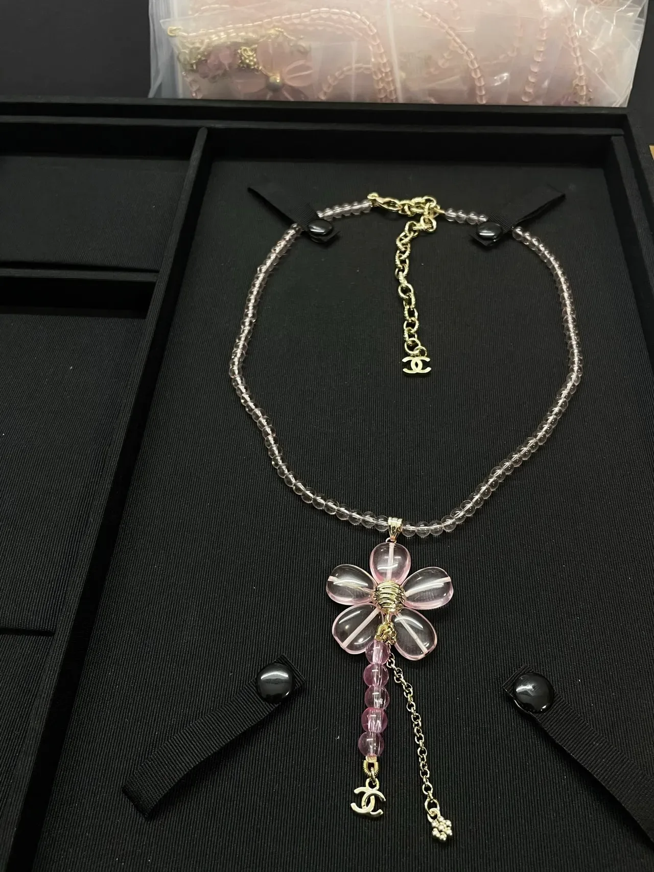 Chanel collier transparent rose floral avec pendentif chaîne de perles en Lucite 5