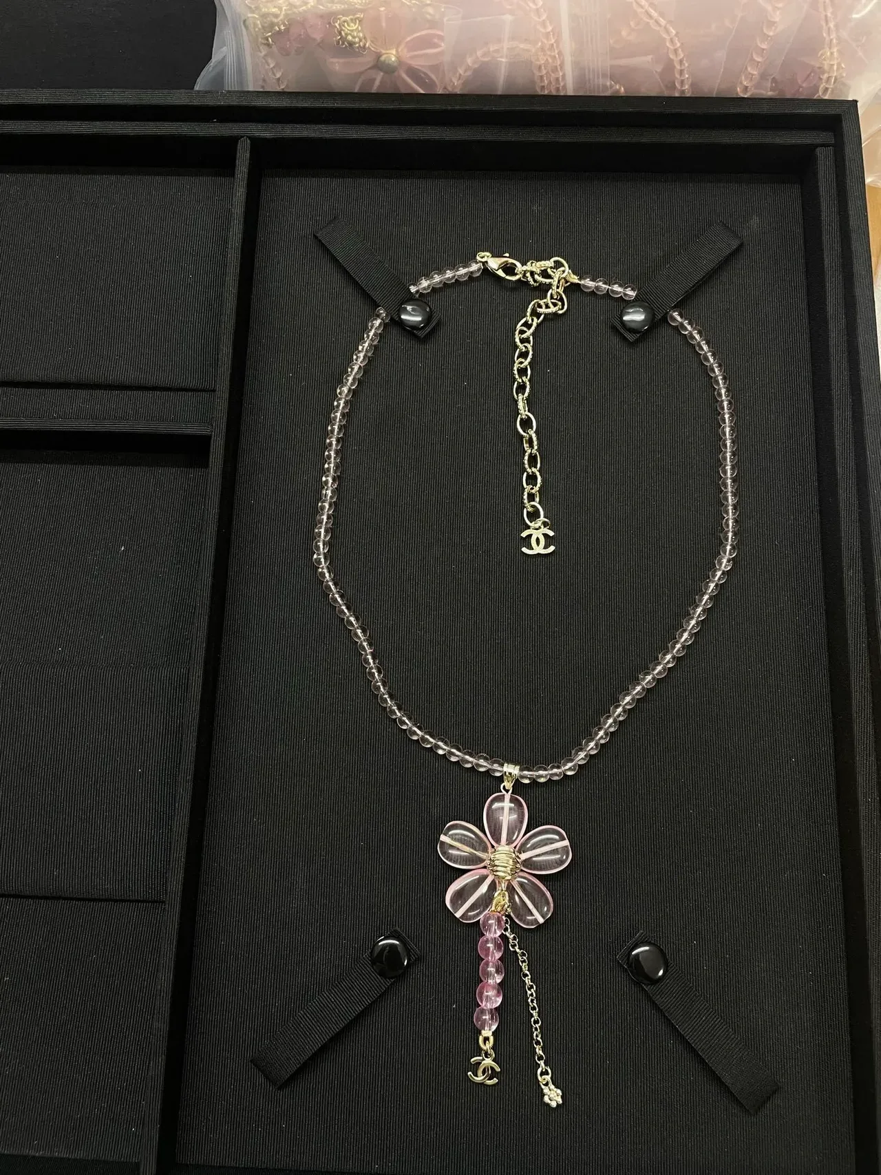 Chanel collier transparent rose floral avec pendentif chaîne de perles en Lucite 6