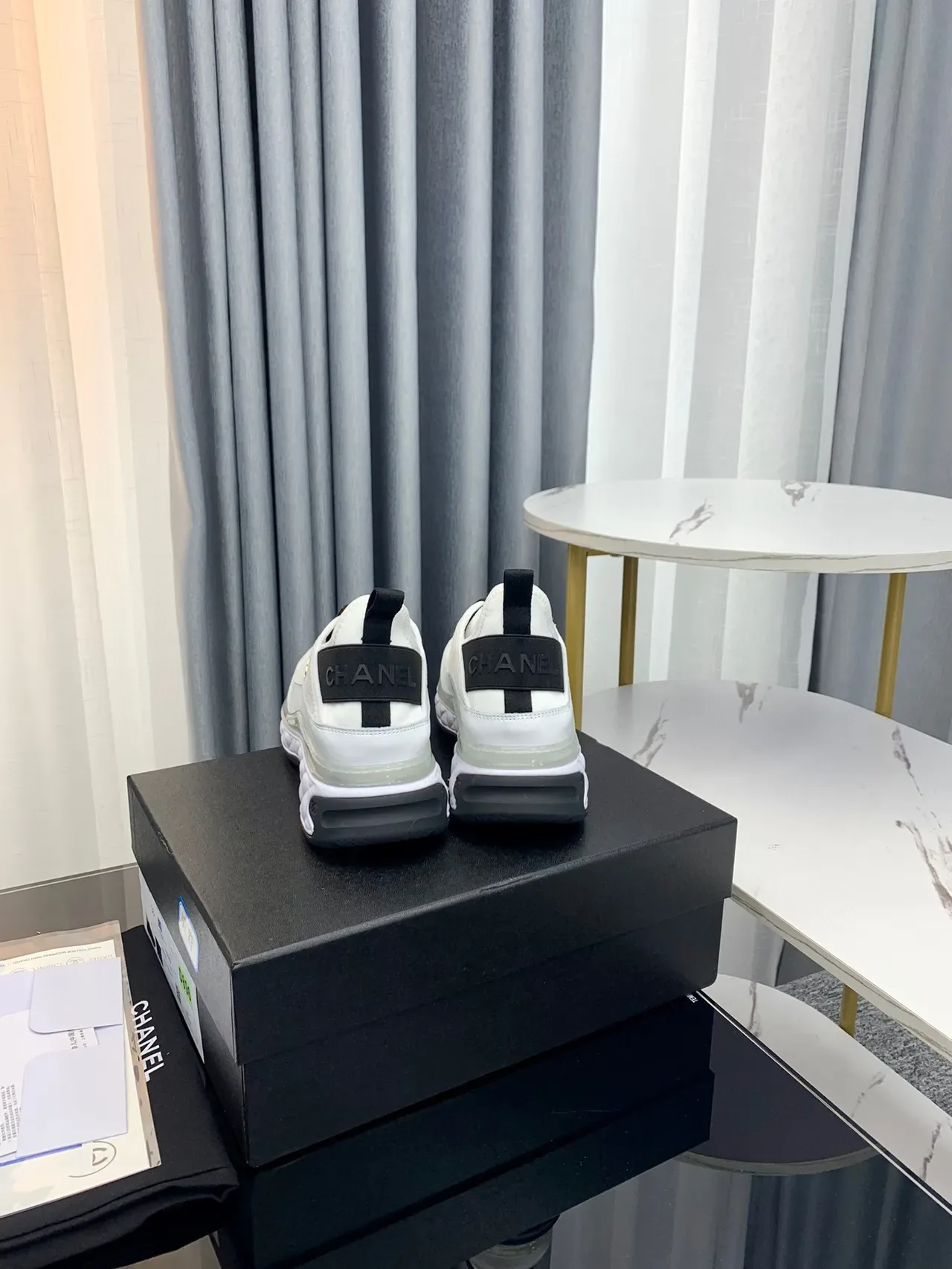 Chanel blanc noir matelassé semelle intermédiaire transparent vert bande d'amorti sneakers lifestyle 2