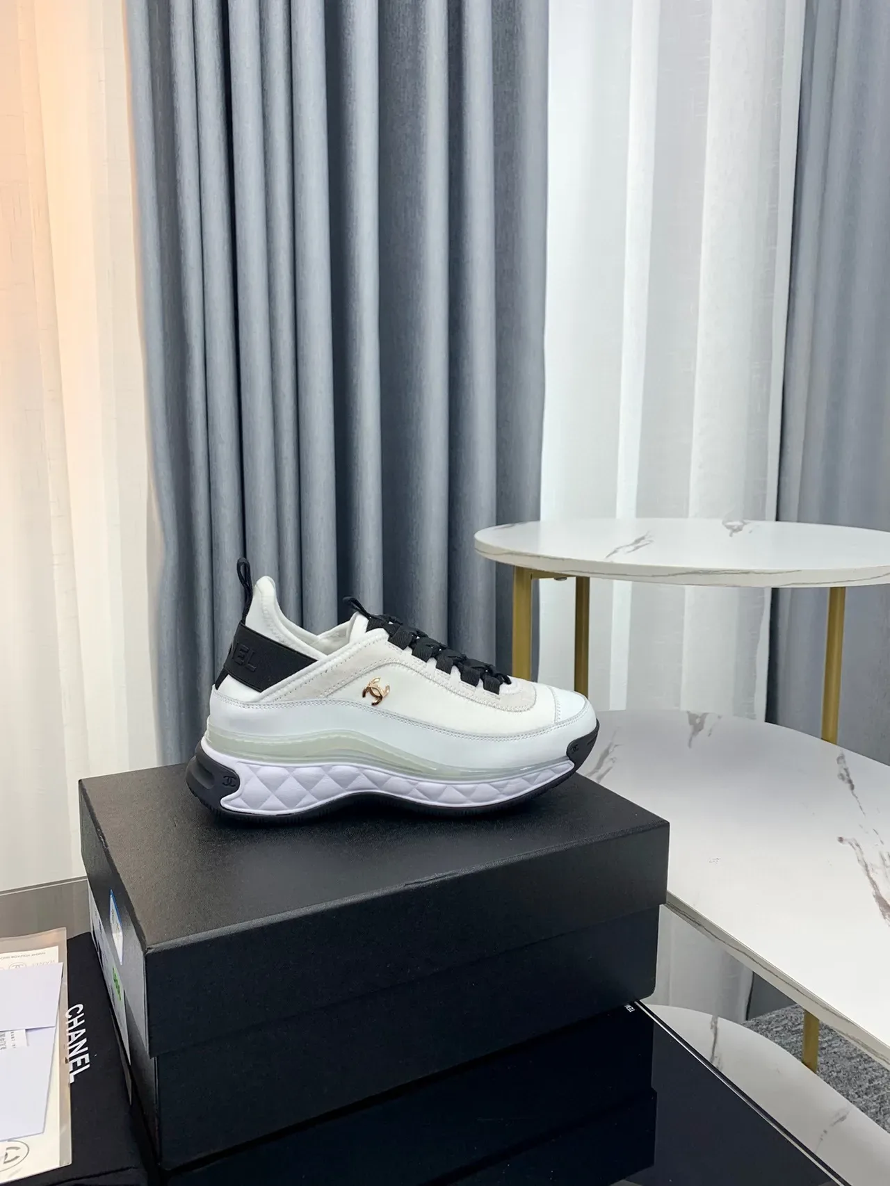 Chanel blanc noir matelassé semelle intermédiaire transparent vert bande d'amorti sneakers lifestyle 3