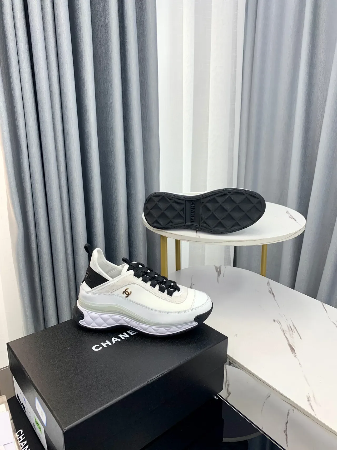 Chanel blanc noir matelassé semelle intermédiaire transparent vert bande d'amorti sneakers lifestyle 4