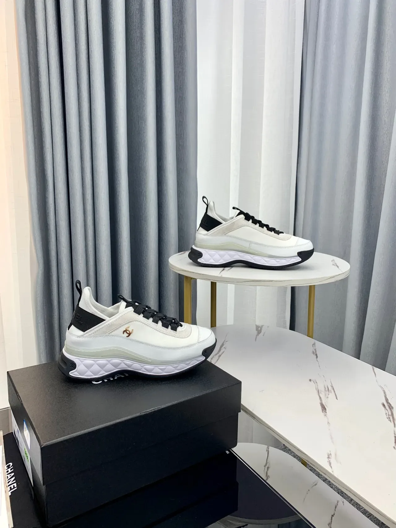 Chanel blanc noir matelassé semelle intermédiaire transparent vert bande d'amorti sneakers lifestyle 8