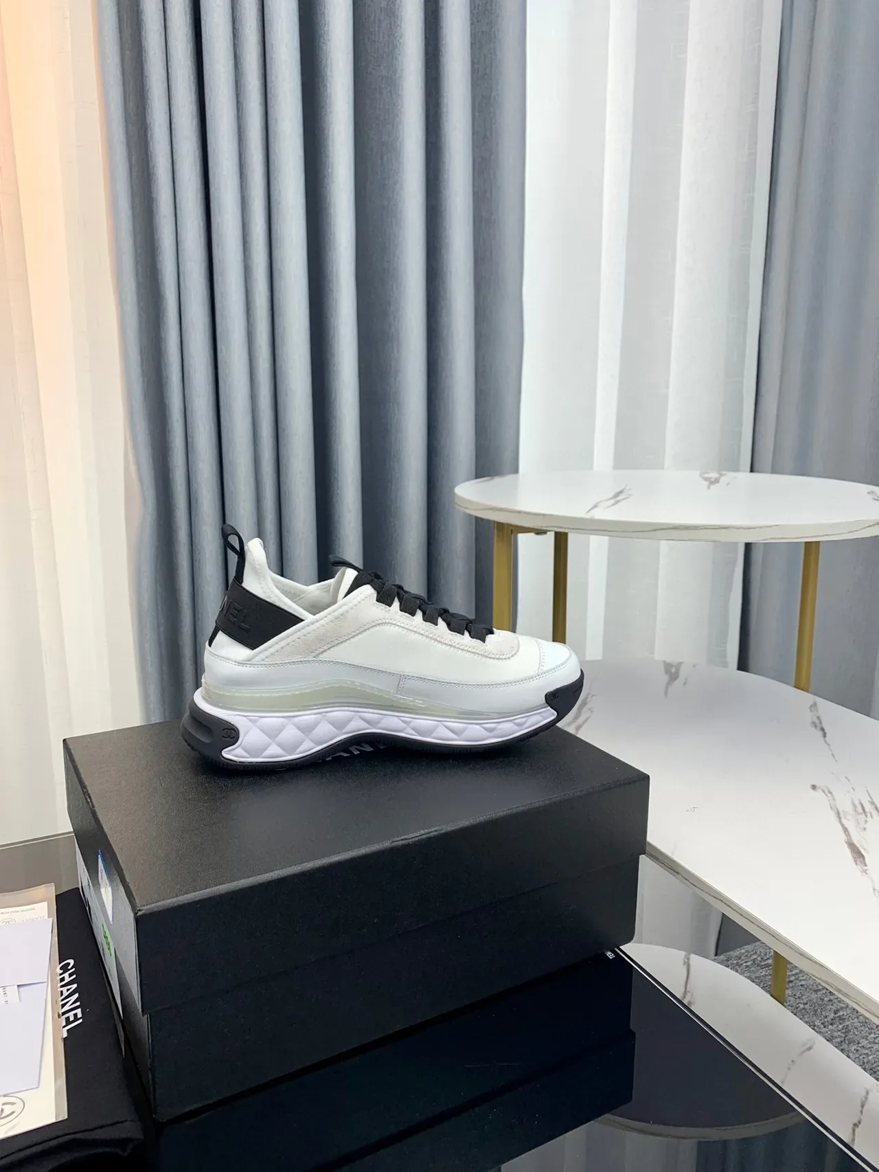 Chanel blanc noir matelassé semelle intermédiaire transparent vert bande d'amorti sneakers lifestyle 9
