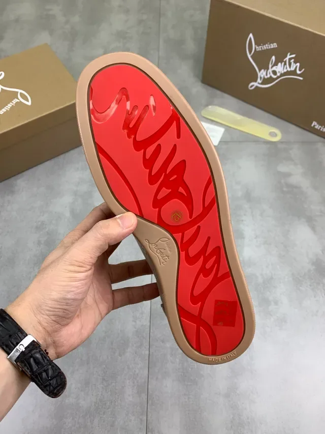 Christian Louboutin Sneakers Lifestyle en Suédé Beige Marron avec Détail de Piping Tonal 2