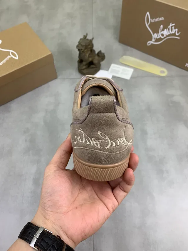 Christian Louboutin Sneakers Lifestyle en Suédé Beige Marron avec Détail de Piping Tonal 3