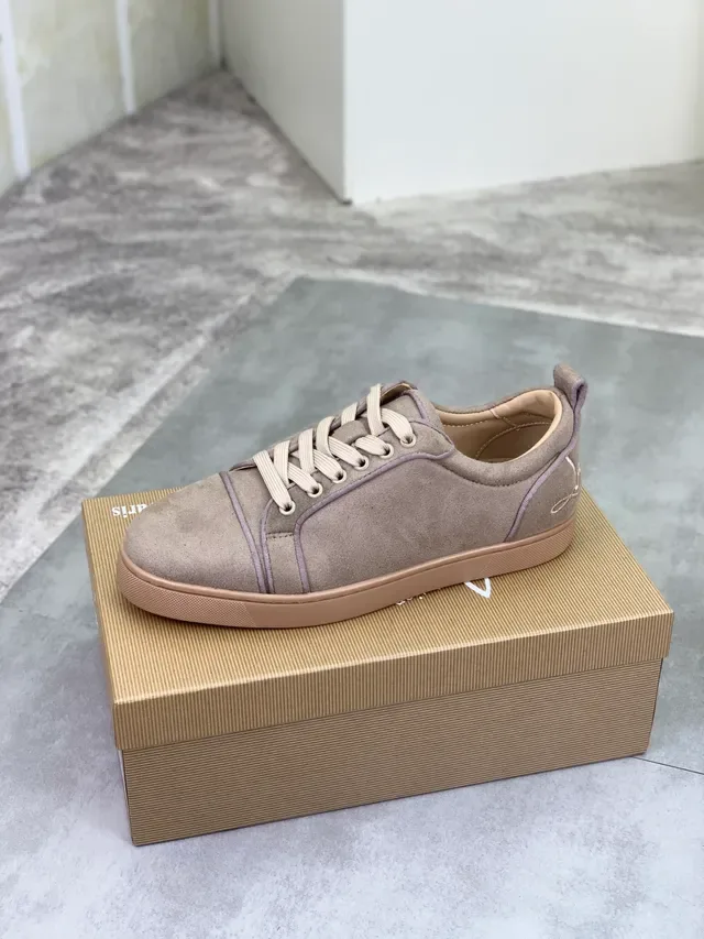 Christian Louboutin Sneakers Lifestyle en Suédé Beige Marron avec Détail de Piping Tonal 4