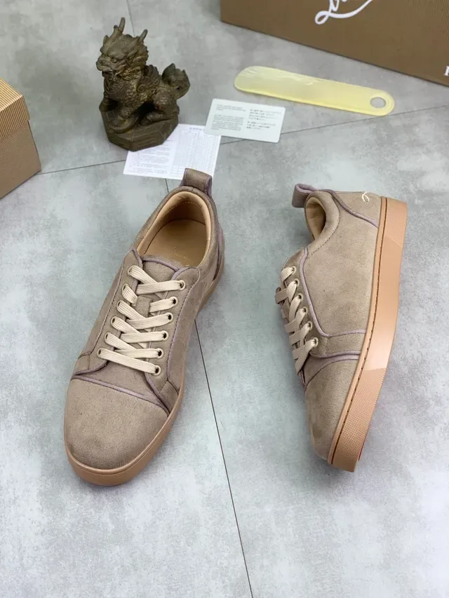 Christian Louboutin Sneakers Lifestyle en Suédé Beige Marron avec Détail de Piping Tonal 5