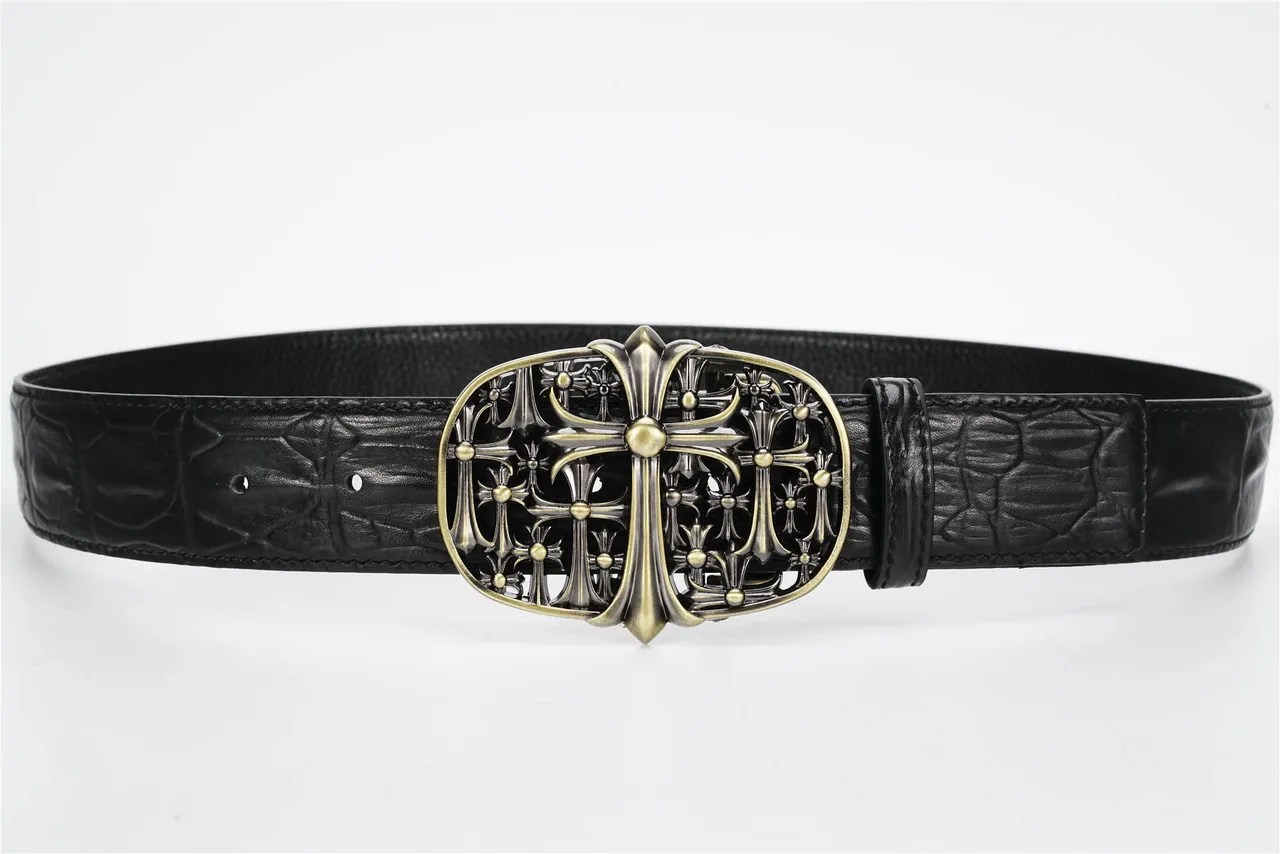Chrome Hearts Cinto de couro com fivela preta e dourada embossada em crocodilo, motivo de cruz ornada 8