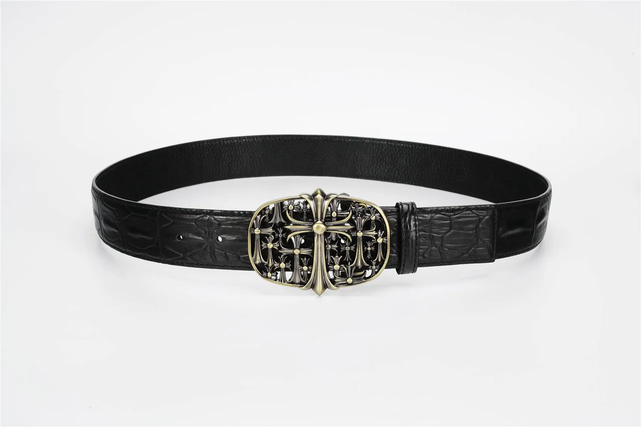 Chrome Hearts Cinto de couro com fivela preta e dourada embossada em crocodilo, motivo de cruz ornada 9