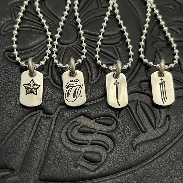 Colar Chrome Hearts Dog Tag em prata com ícones gravados 1