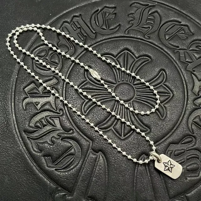Colar Chrome Hearts Dog Tag em prata com ícones gravados 4