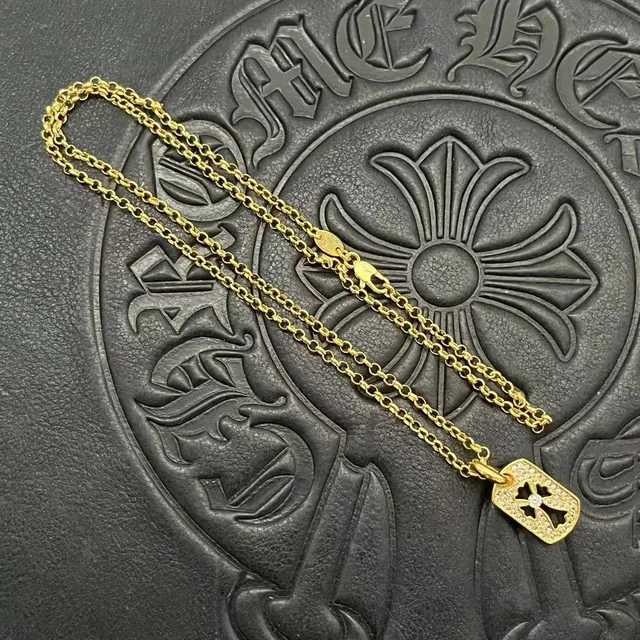 Colar Chrome Hearts Dog Tag em prata com ícones gravados 7
