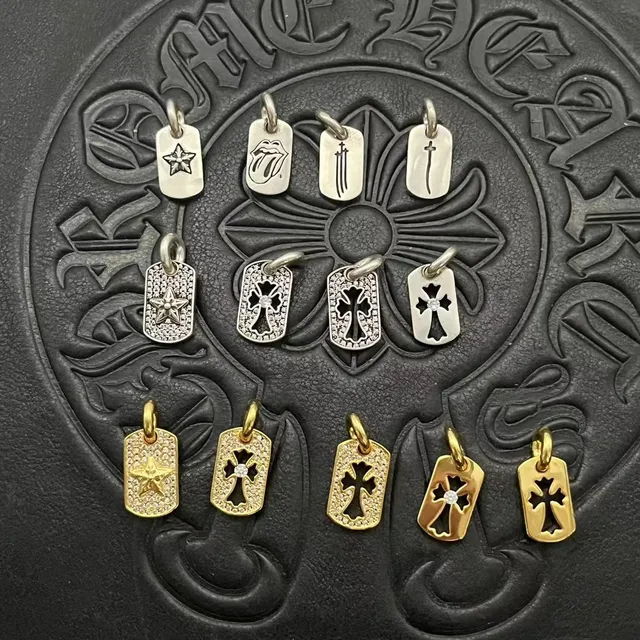 Colar Chrome Hearts Dog Tag em prata com ícones gravados 8