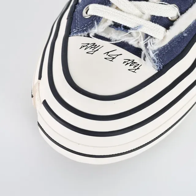 Converse Navy Beige كانفاس مفككة تفاصيل حافة متشققة حذاء ليستايل 5