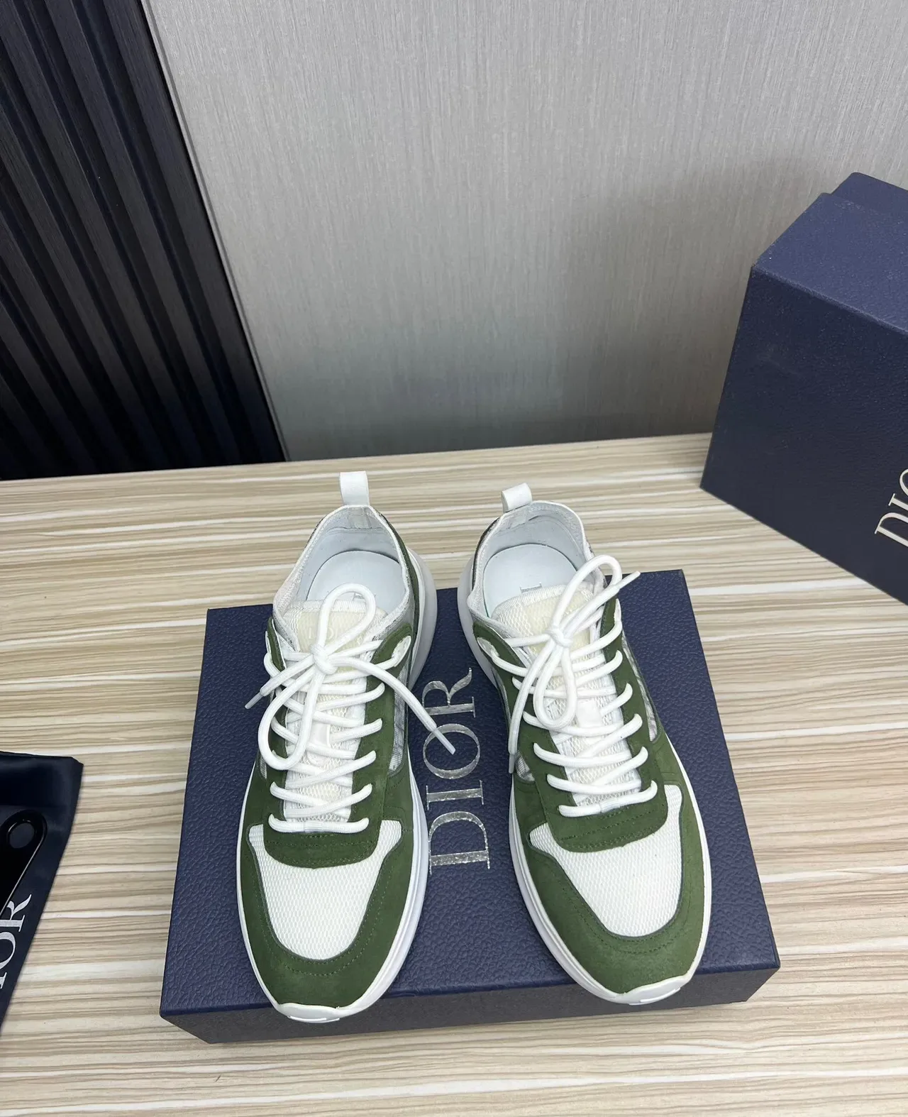 Dior Chunky Sneakers Army Green semelle blanche paneling suede et mesh 3