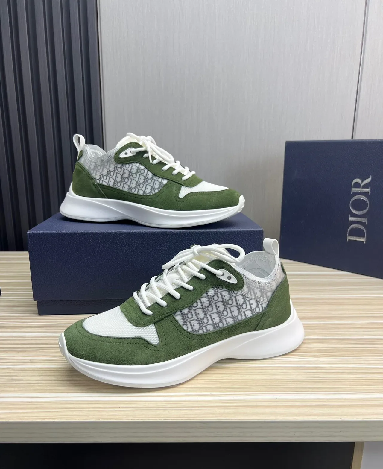 Dior Chunky Sneakers Army Green semelle blanche paneling suede et mesh 4