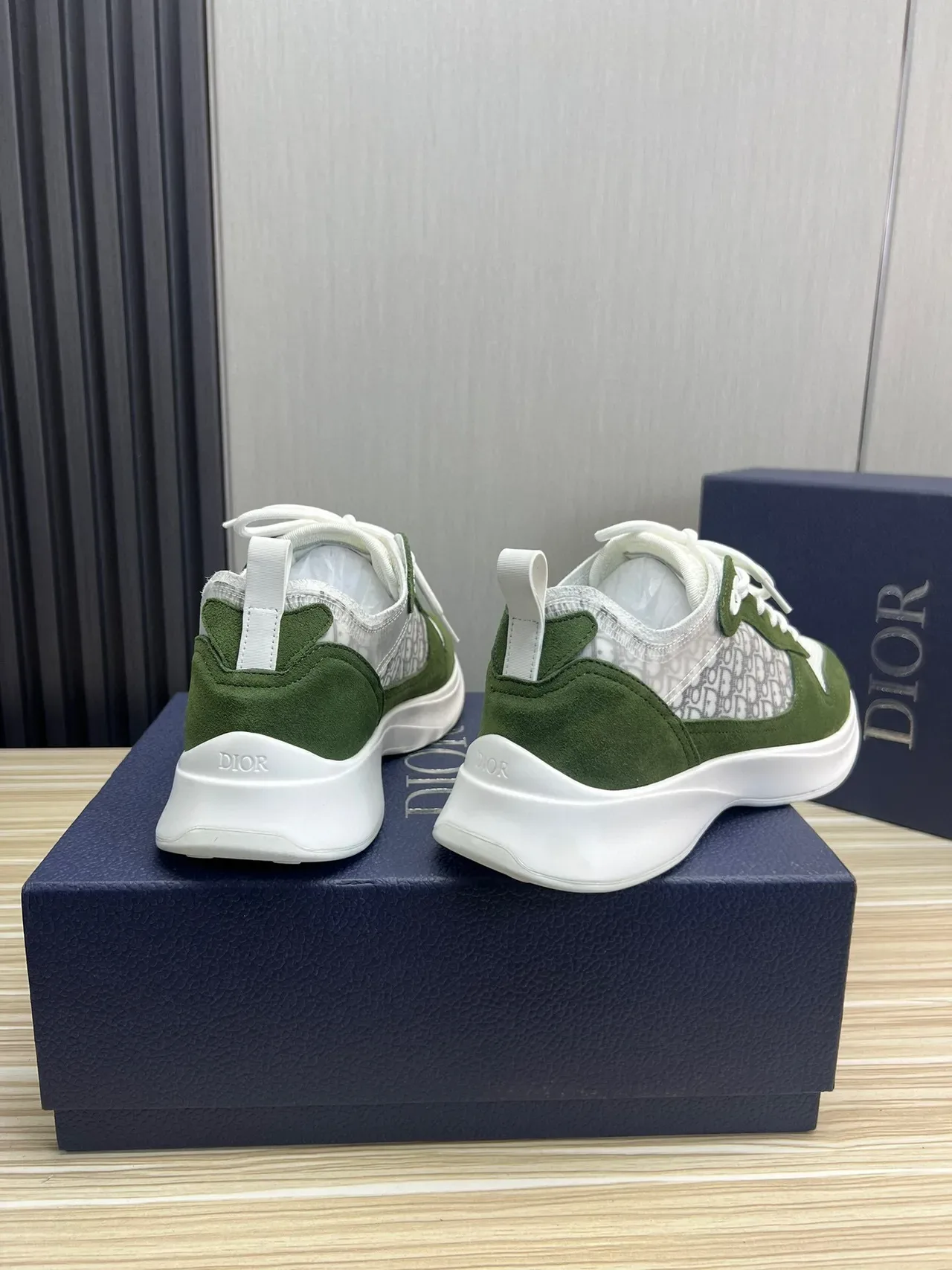 Dior Chunky Sneakers Army Green semelle blanche paneling suede et mesh 5