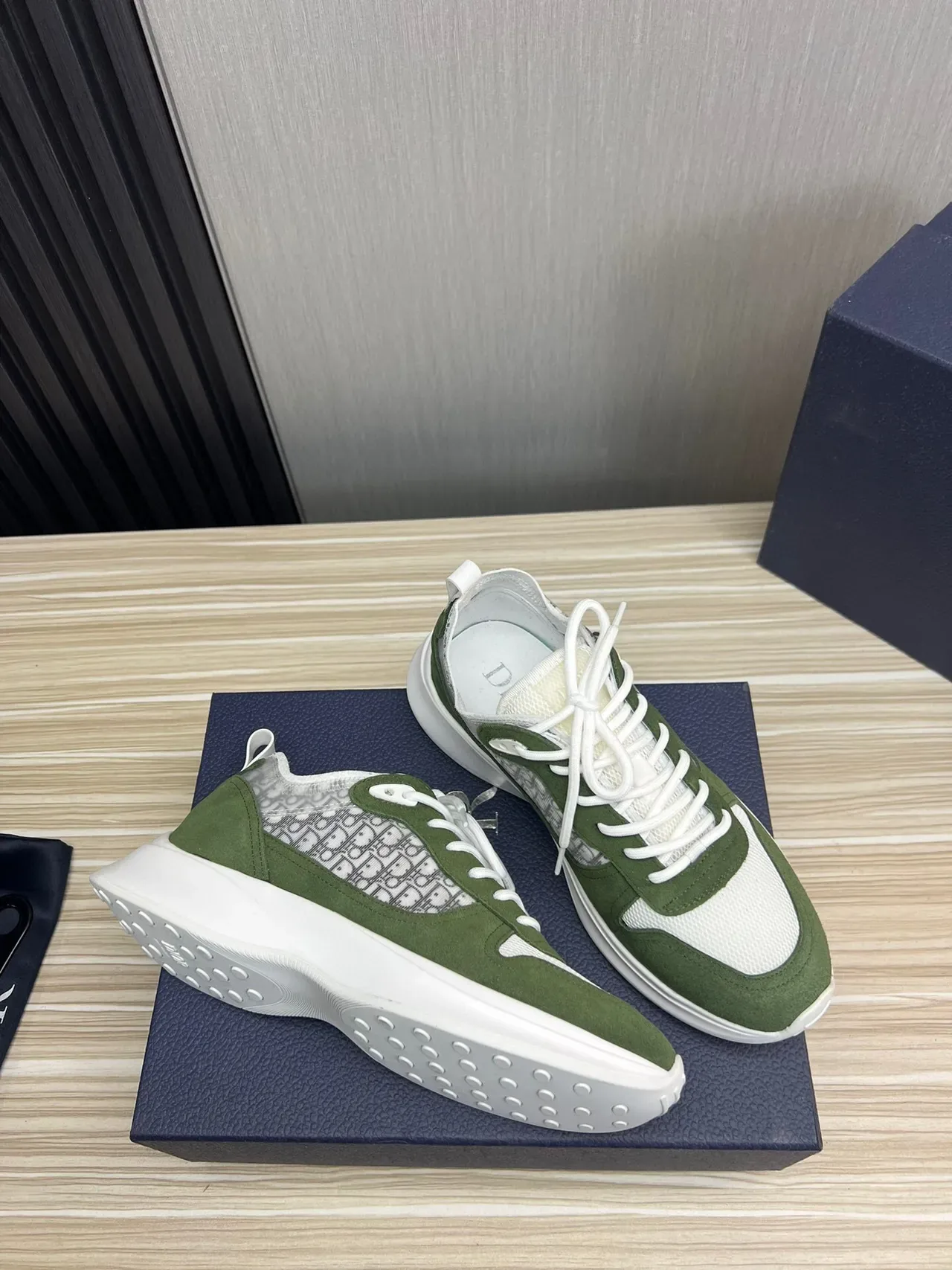 Dior Chunky Sneakers Army Green semelle blanche paneling suede et mesh 6