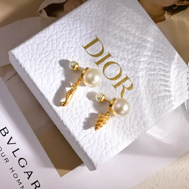 Dior أقراط غير متماثلة من اللؤلؤ والذهب بصدفة حصان البحر 2