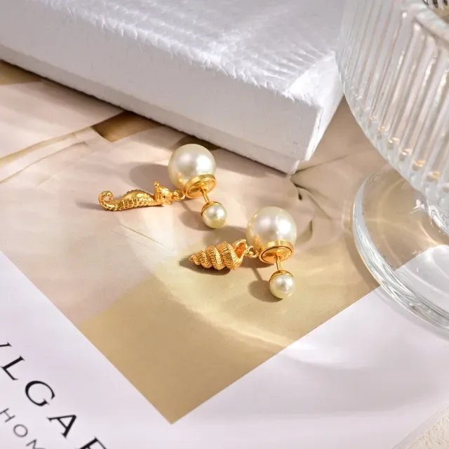 Dior أقراط غير متماثلة من اللؤلؤ والذهب بصدفة حصان البحر 4