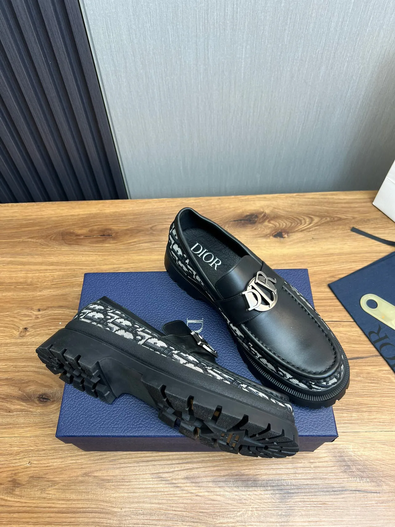 Dior B27 loafer noir monogramme oblique semelle épaisse à crampons loafers 2