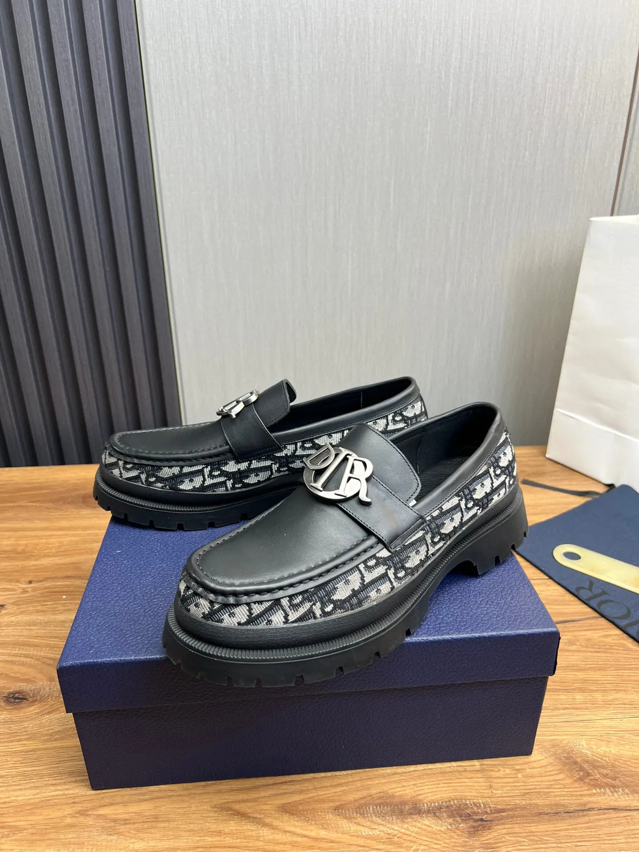 Dior B27 loafer noir monogramme oblique semelle épaisse à crampons loafers 4