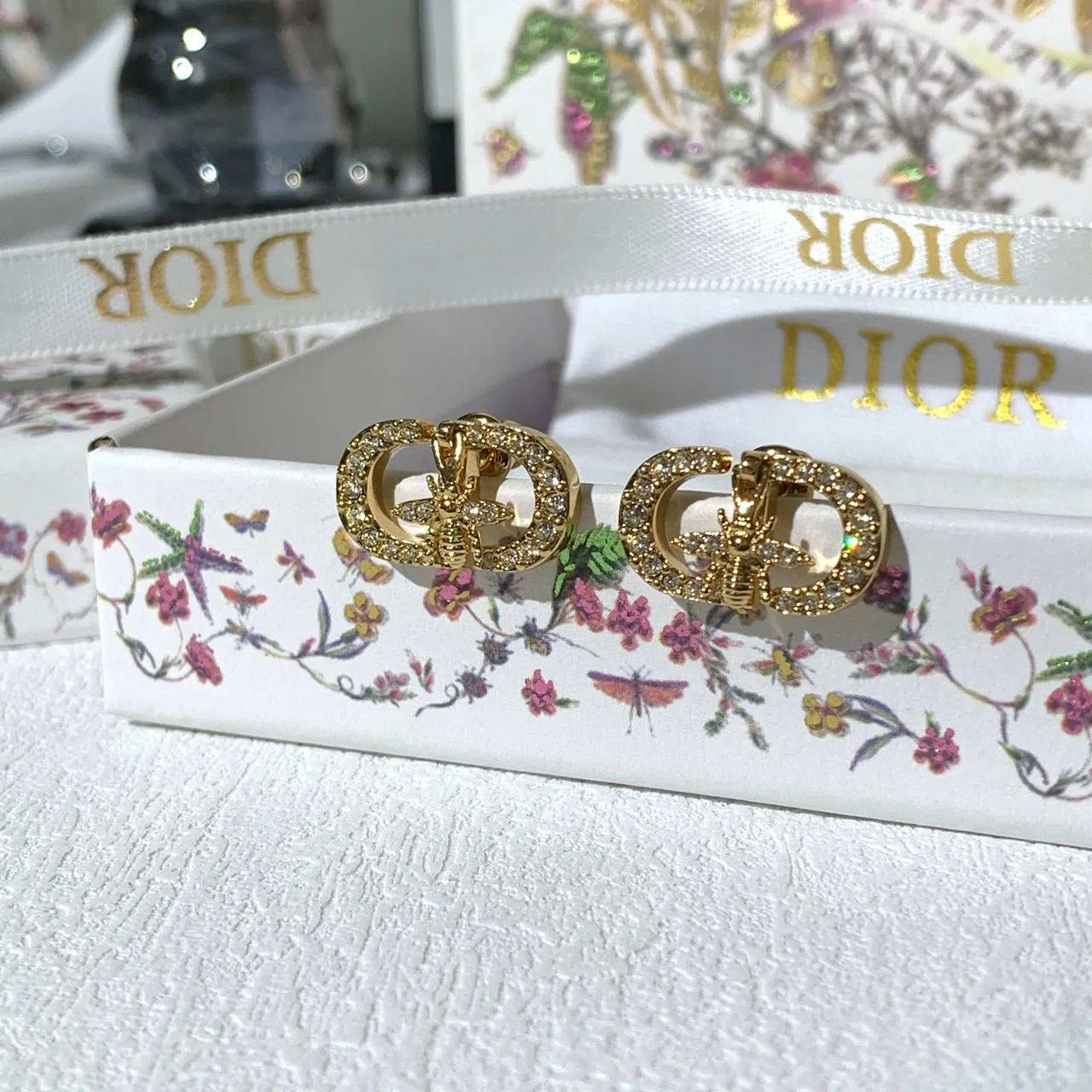 Dior CD Motif Pavé et boucles d'oreilles à tige doré poli 2